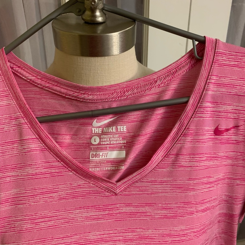 THE NIKE TEE ATHLETIC CUT - Picture 2 of 9